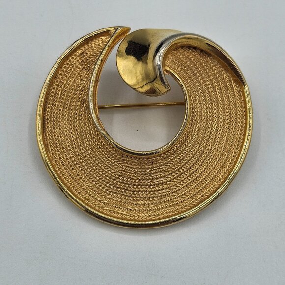 Vintage BSK Gold Tone Textured Swirl Round Brooch Clip-On Earrings Demi Parure - Picture 2 of 8